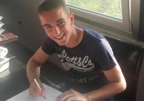 У тренутку потписивања првог професионалног уговора