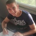 У тренутку потписивања првог професионалног уговора